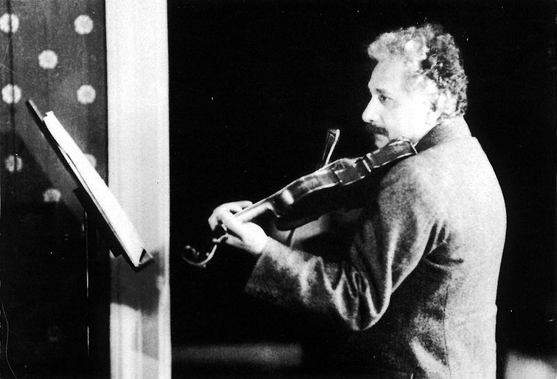 a picture of Albert Einstein playing the violin